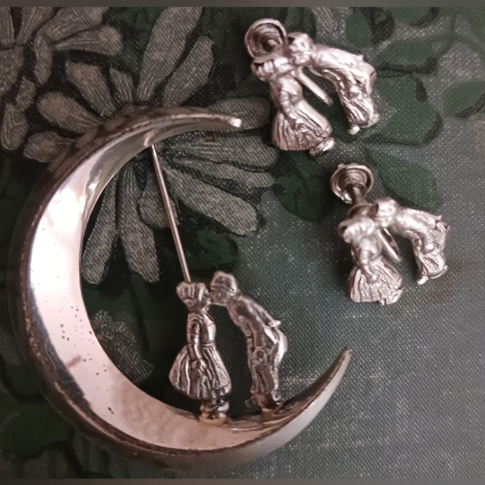Lang Sterling Crescent Moon Kissing Dutch Couple Set - Picture 8 of 9
